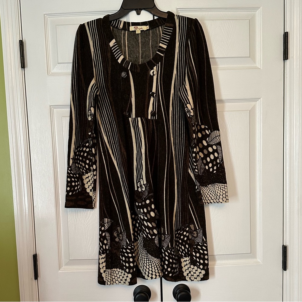 Aryeh -round neck -long sleeve dress sz lg 90%acrylic/10%nylon -gray/black/white